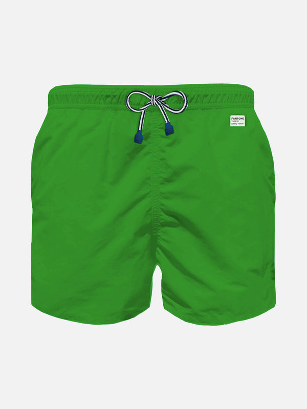 Grüne Badeshorts für Jungen aus hellem Stoff | Pantone™ Sonderausgabe