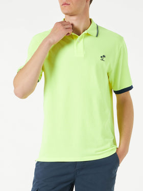 Fluogelbes Piquet-Polo mit St. Barth-Logo