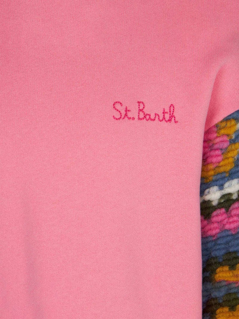 Maglione rosa da bambina con maniche all'uncinetto