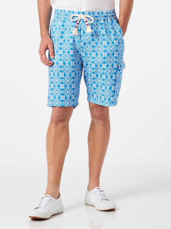 Herren-Bermudashorts aus Leinen mit weißem und hellblauem Majolika-Print