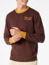 Man brown sweater with Faccio cose, vedo gente embroidery