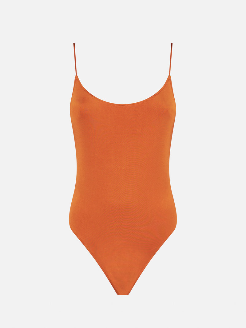 Glänzender orangefarbener einteiliger Badeanzug