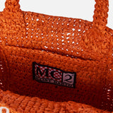 Orangefarbene Mini-Vanity-Basttasche mit Stickerei vorne