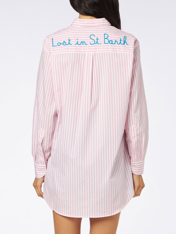 Gestreiftes Brigitte-Baumwollhemd für Damen mit „Lost in St. Barth“-Stickerei