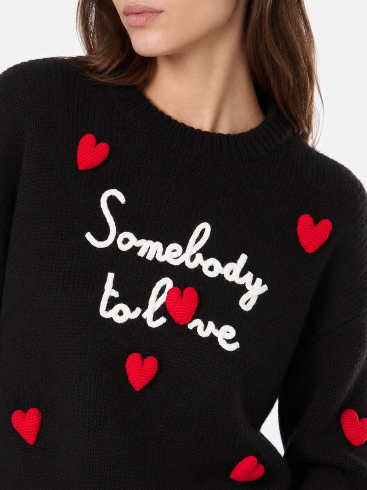 Jersey negro suave Danya con bordado Somebody to love y corazones de crochet 