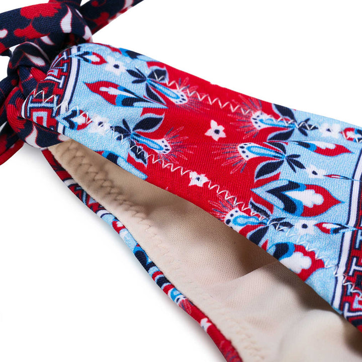 Roter und blauer Mädchenbikini mit Zigeunermuster