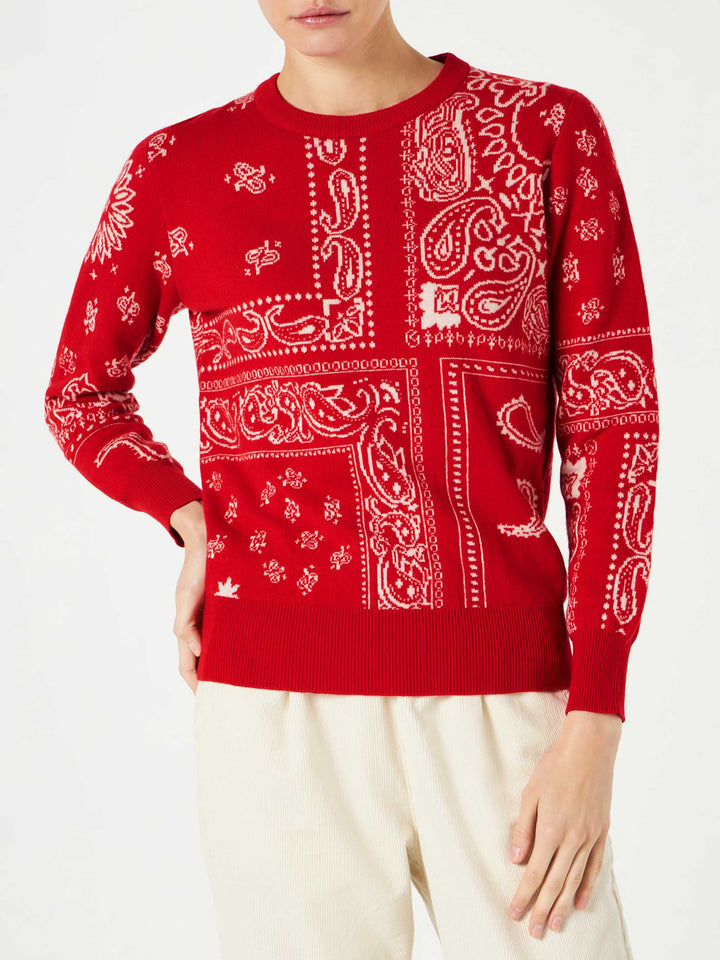Damenpullover mit rotem Bandana-Jacquard