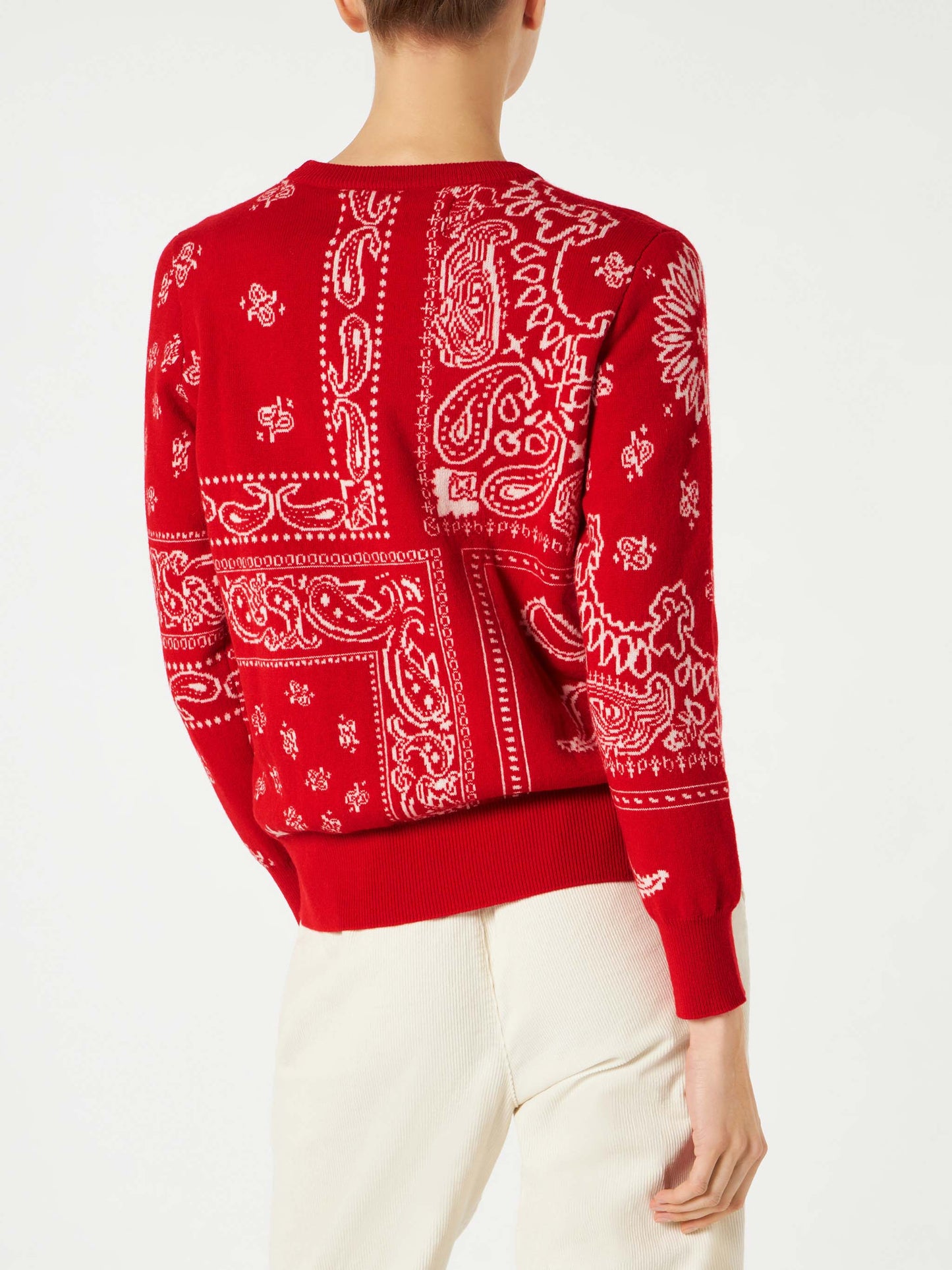 Damenpullover mit rotem Bandana-Jacquard