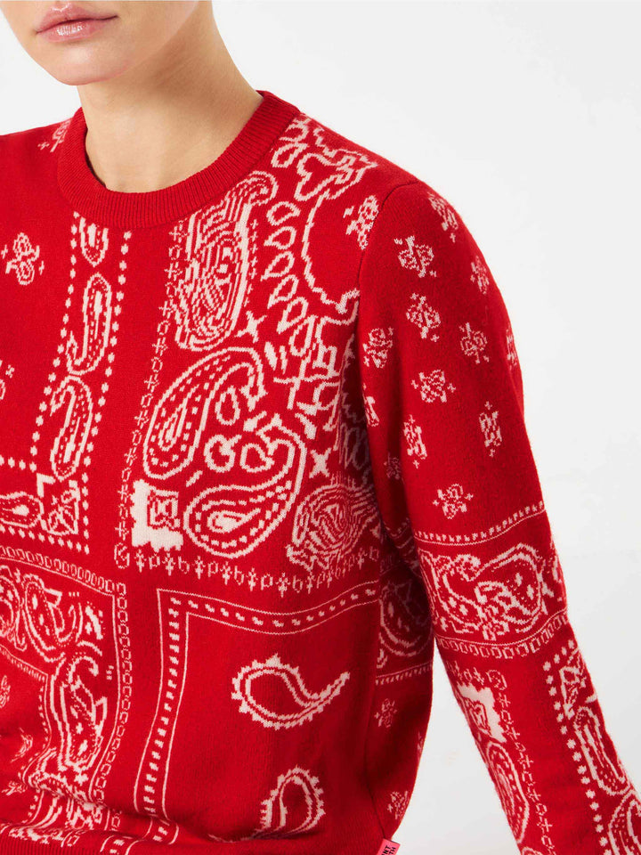 Damenpullover mit rotem Bandana-Jacquard
