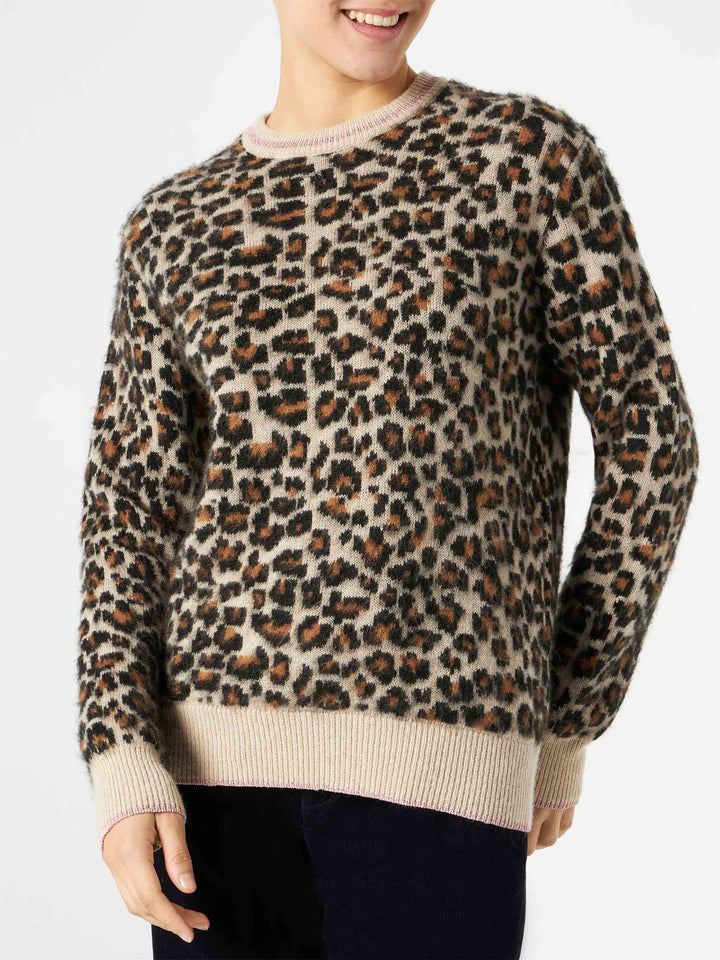 Maglione da donna garzato con fantasia leopardata